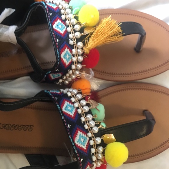 New boho MASCOTTS Pom Pom Sandals! - Picture 4 of 4